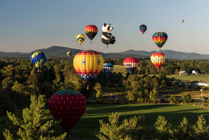 سوئزر لینڈ : پہاڑوں کےدرمیان آسمان غباروں سےسج گیا 