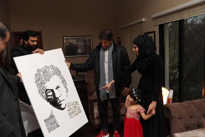 ماہر کیلیگرافی سونیا کی وزیر اعظم عمران خان سے ملاقات