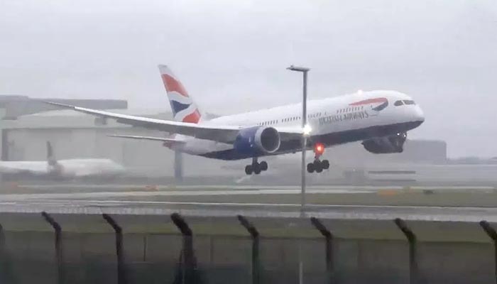 برطانیہ: تیز ہوا اور بارش، طیاروں کی لینڈنگ مشکل 