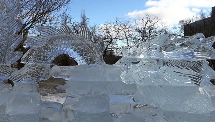 برف سے بنے دیوہیکل مجسمے لوگوں کو توجہ کا مرکز