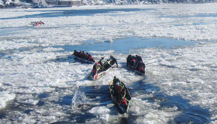 کینیڈا میں برف پر چھوٹی کشتیوں کے درمیان دلچسپ ریس