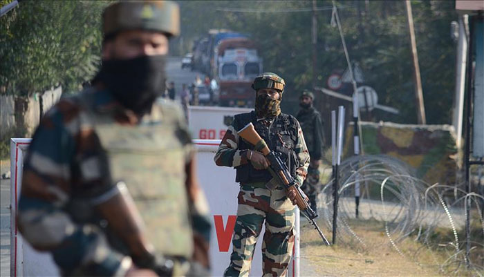 مقبوضہ کشمیر بھارتی فوجیوں کی بس پر خودکش کار بم حملہ 
