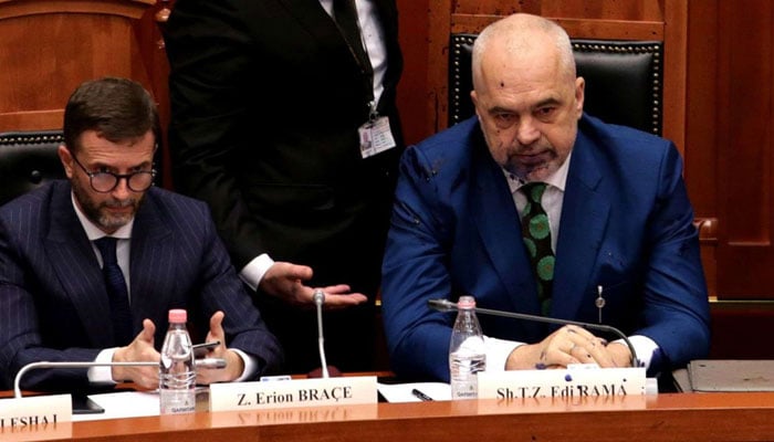 البانیا :اپوزیشن پارلیمنٹیرین نے وزیر اعظم پر سیاہی پھینک دی