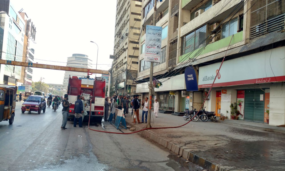 کراچی، چندریگر روڈ پر بینک میں آگ لگ گئی