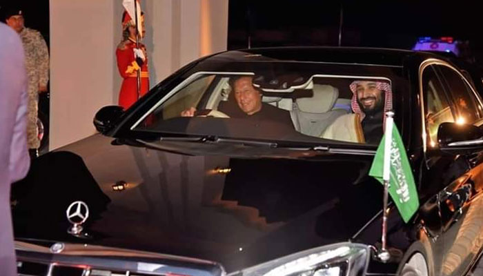 نور خان ائربیس سے وزیراعظم نے گاڑی خود ڈرائیو کی