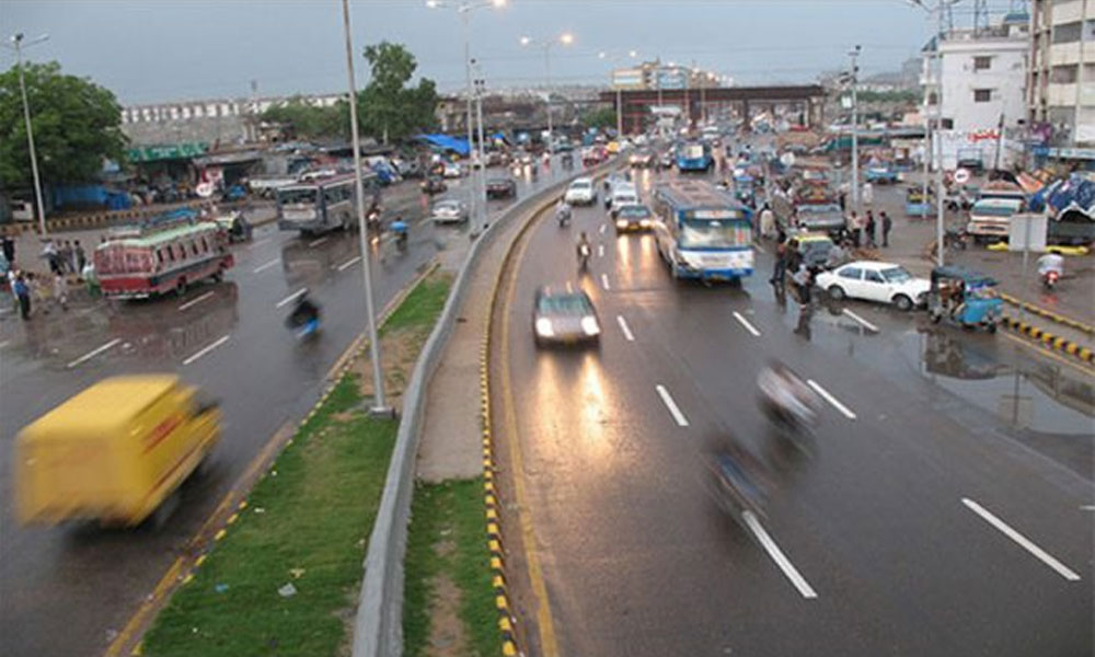کراچی میں ہلکی بارش، سڑکوں پر پھسلن