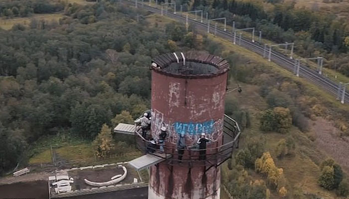 روس: 328فٹ بلند چمنی سے بنجی جمپنگ کا مظاہرہ