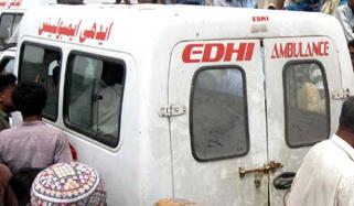Peshawar Two People Injured As Heavy Pillar Fall On A Car