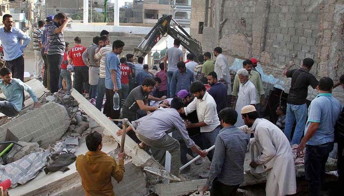 کراچی :عمارت گرنے سے ہلاکتیں 4 ہوگئیں