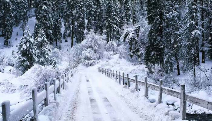 مری میں برف باری، پنجاب اور سندھ میں بارش سے جاتی سردی لوٹ آئی
