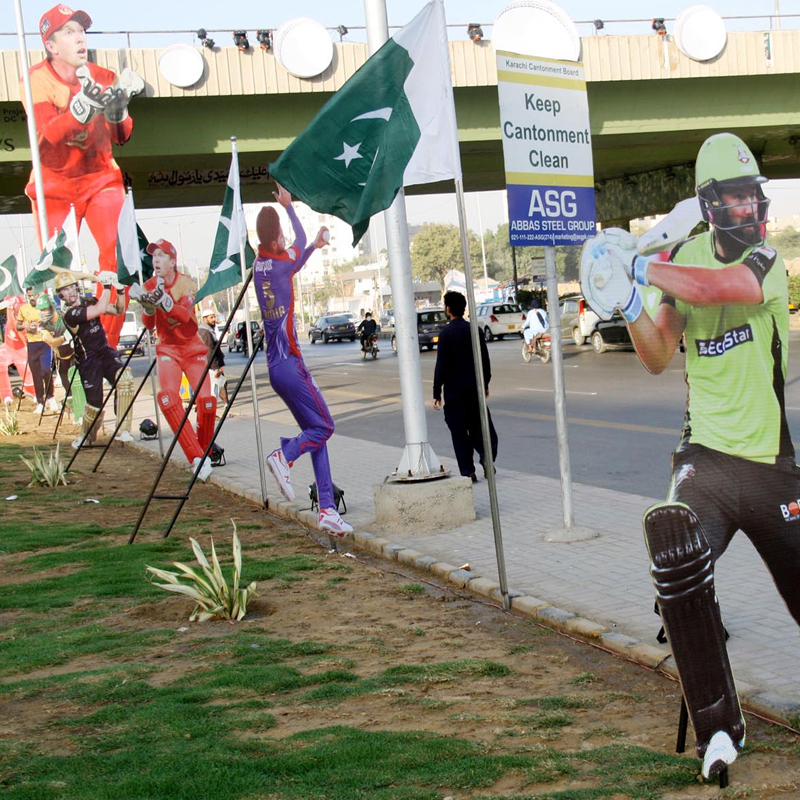  کراچی کی شاہراہوں پر کھلاڑیوں کی تصاویرآویزاں