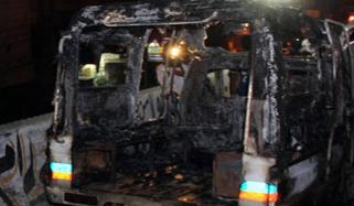 Karachi 2 Police Mobiles And Rikshaw Burnt Due To Fire In Workshop