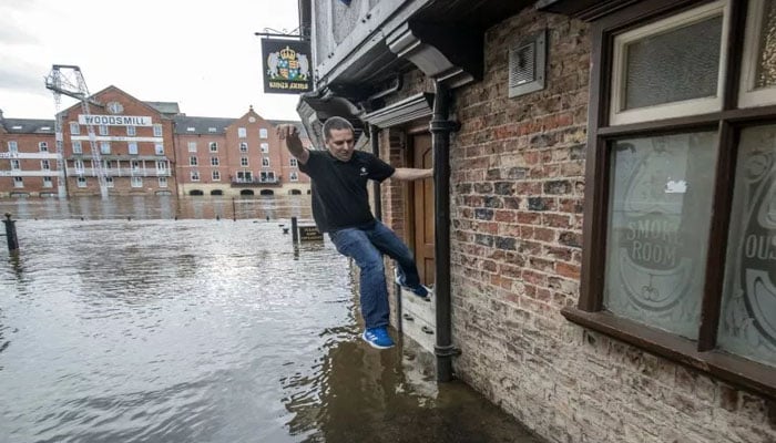 برطانیہ میں طوفانی بارشیں، زندگی مفلوج