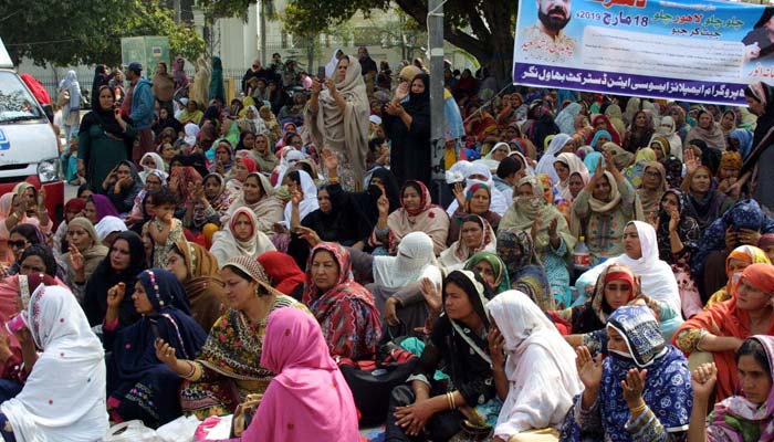 لاہور:مال روڈ پرلیڈی ہیلتھ ورکرز کا دھرنا