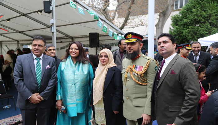 لندن: یوم پاکستان کی تقریب، سائرہ پیٹر نے ملی نغمے پیش کیے
