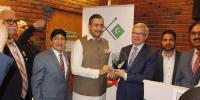 Former Pm Of Norway Honored Special Award From Pakistani Organization
