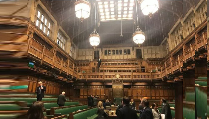 برطانوی پارلیمنٹ کی چھت ٹپک پڑی، کارروائی معطل