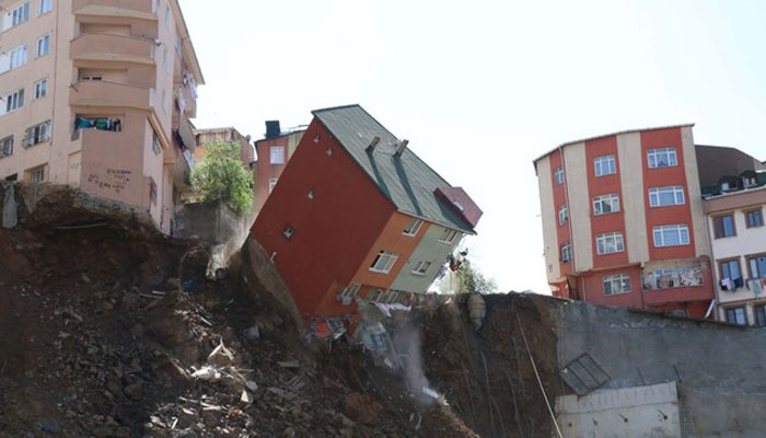 ترکی:چارمنزلہ عمارت سیکنڈوں میں گر کر ملبے کا ڈھیر بن گئی