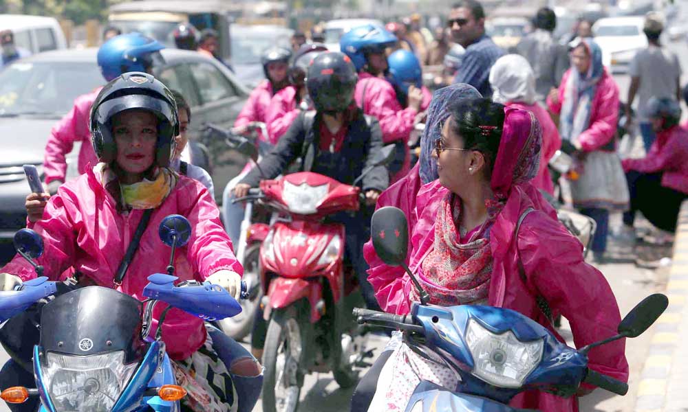 کراچی کی سڑکوں پرخواتین رائیڈرز کی ریلی