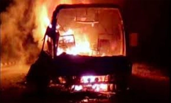 جہلم: مسافر وین میں آگ لگنے سے 7 مسافر جھلس کر جاں بحق 