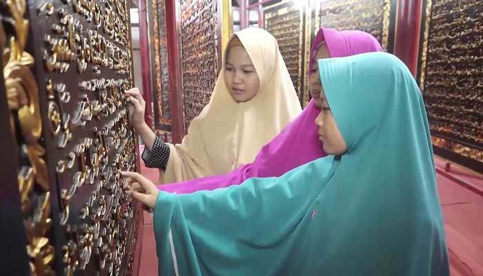 انڈونیشیا، لکڑی پرکندہ قرآن پاک کا نسخہ توجہ کا مرکز
