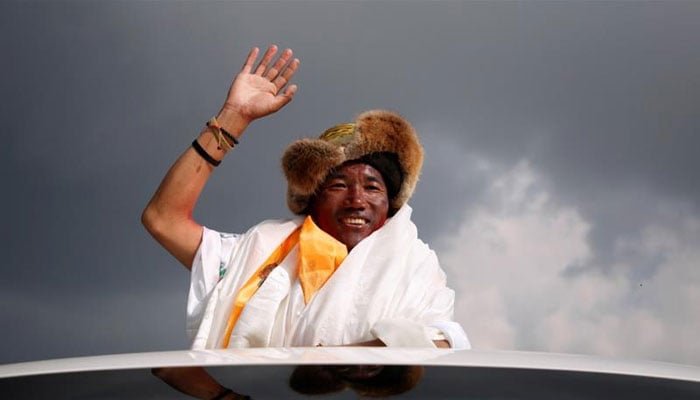 نیپالی کوہ پیما نے ماوئنٹ ایورسٹ سر کرنے کا ریکارڈ بنا ڈالا