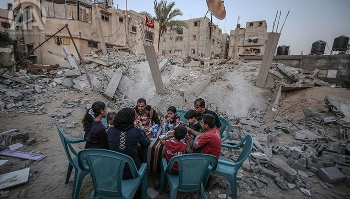 فلسطینی اپنے گھروں کے ملبے پر افطاری کرنے پر مجبور 