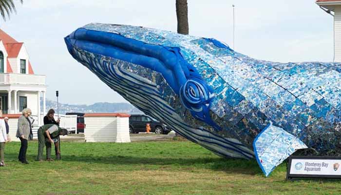 فنکاروں نے پلاسٹک سے دنیا کا سب سے بڑا بنا مجسمہ بنا ڈالا