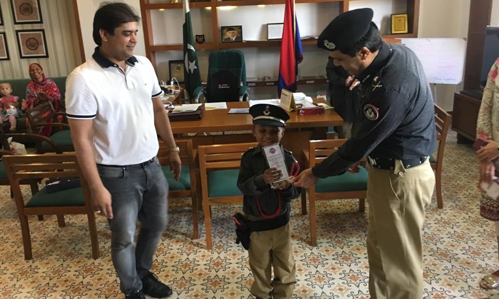 کراچی: ننھے سب انسپکٹر کی پولیس چیف امیر شیخ سے ملاقات