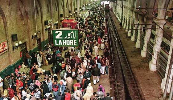 Train Delay At Lahore Railway Station