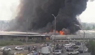Fire Erupted In Shopping Mall Of Karachi And Kabara Market Of Peshawar