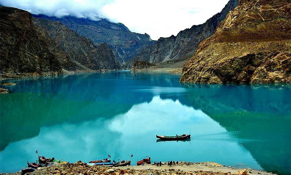 ہنزہ کا بلبل کسک پہاڑ عطاء آباد جھیل میں جا گرا