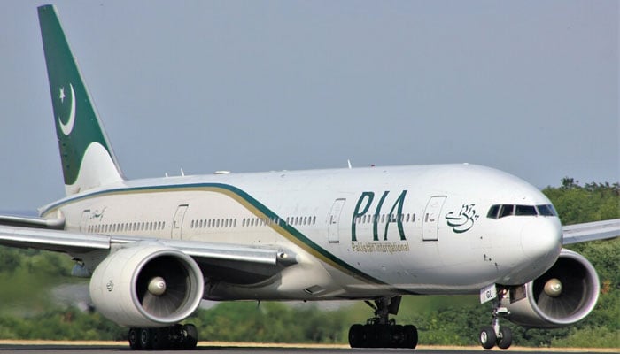 PIA میں مسافر خاتون نے جہاز کا ایمرجنسی دروازہ کھول دیا