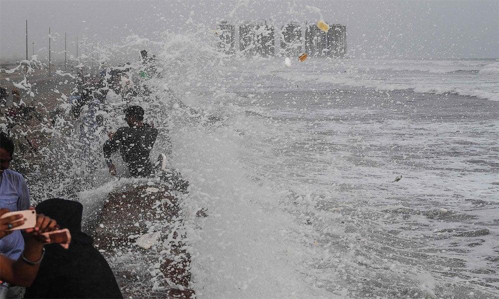 سمندر میں طغیانی، کراچی کے کئی ساحلی گوٹھ زیرِ آب