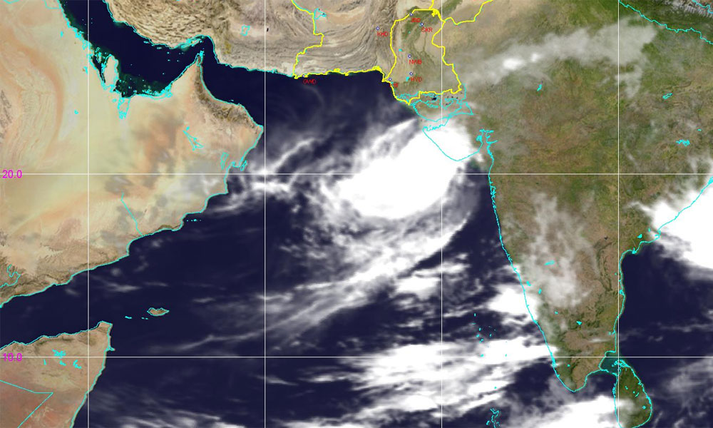 طوفان ’وایو‘ کی رفتار سست، کراچی سے 410 کلو میٹر دور