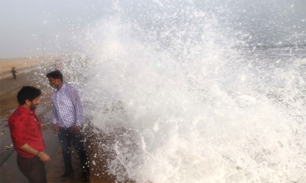 طوفان ’وایو‘ کی رفتار سست، کراچی سے 410 کلو میٹر دور