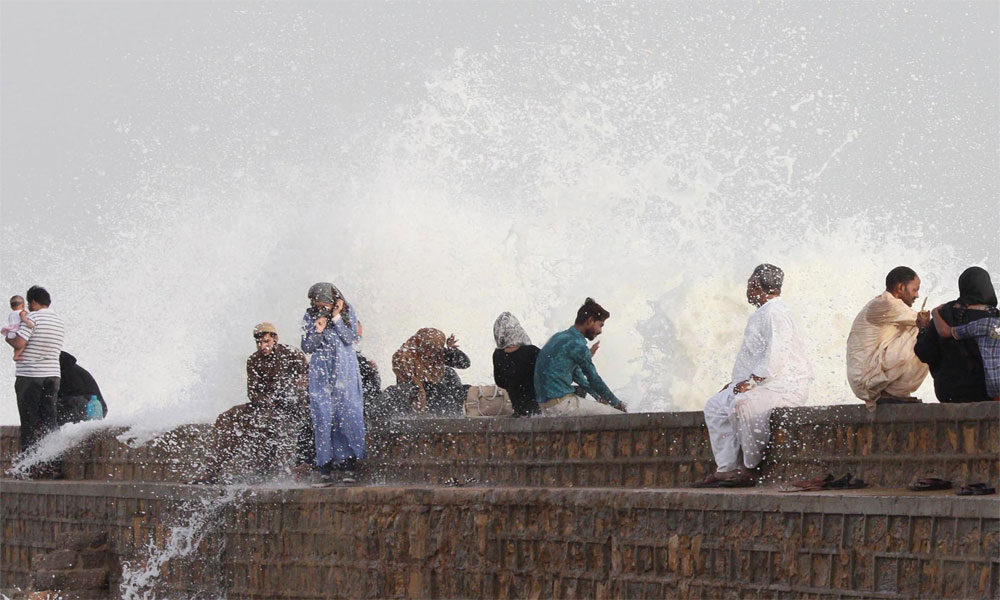 کراچی میں آج بھی شدید گرمی، ہوا، پانی، بجلی بند