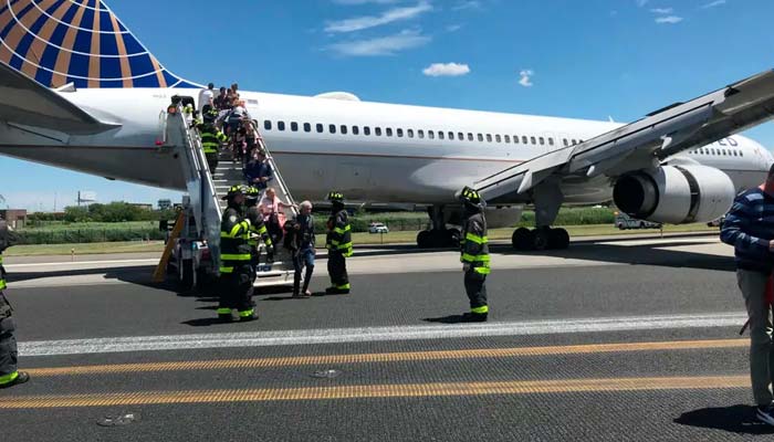 امریکا :لینڈنگ کے دوران طیارہ پھسل گیا، متعدد مسافر زخمی