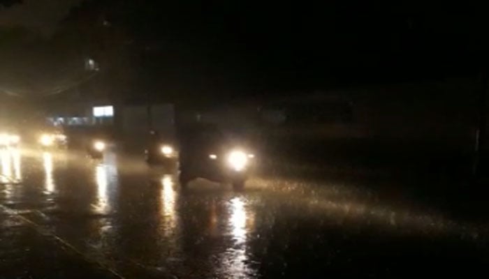 کراچی: گرج چمک کے ساتھ بارش، گرمی کا زور ٹوٹ گیا