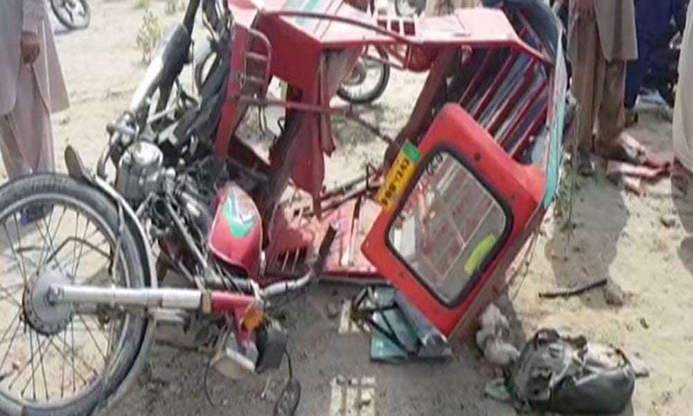 مظفر گڑھ: بس کی موٹر سائیکل رکشہ کو ٹکر، 5 افراد جاں بحق