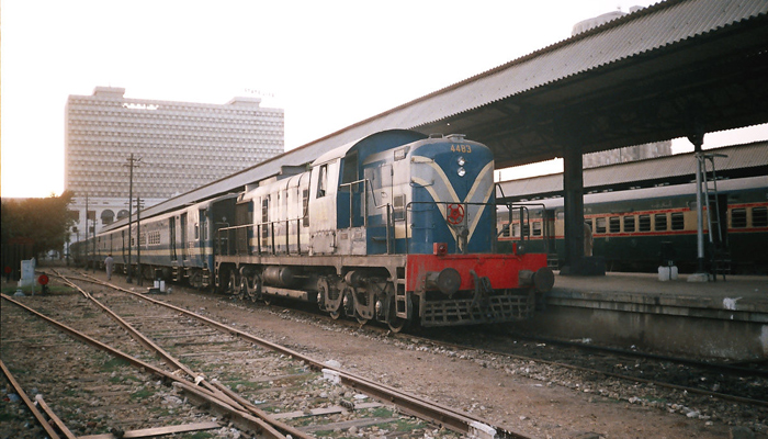 کراچی آنے جانے والی ٹرینیں آج بھی لیٹ