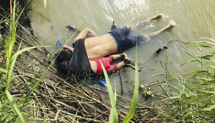میکسیکو کے پناہ گزین باپ بیٹی کی دہلا دینے والی تصویر