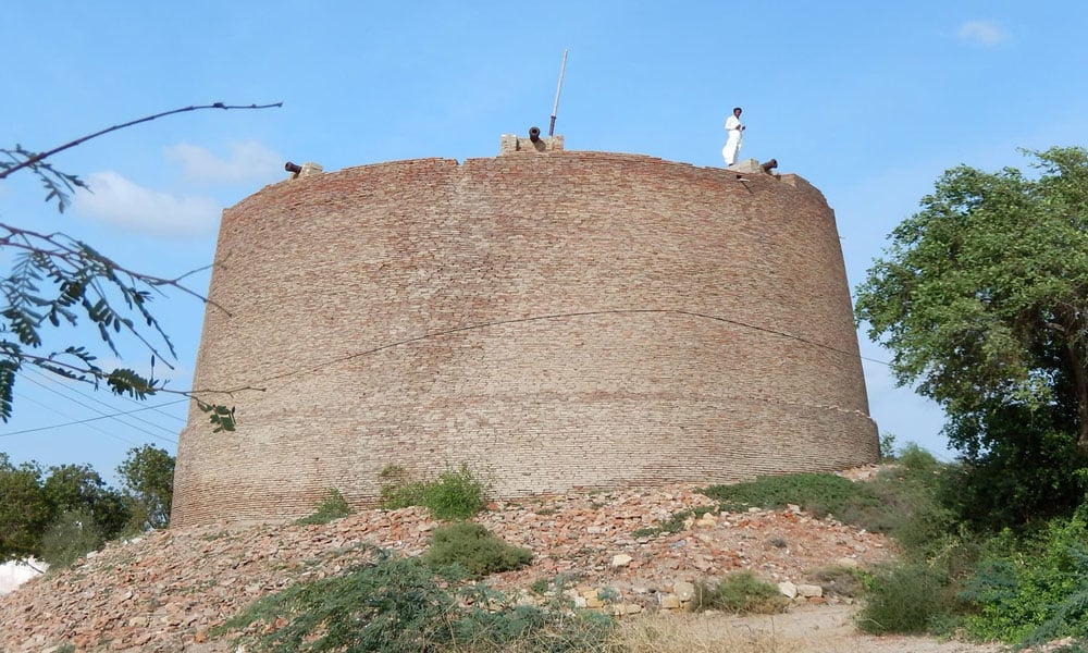 ’’عمر کوٹ کا قلعہ‘‘ اس سے کئی تاریخی داستانیں جڑی ہیں