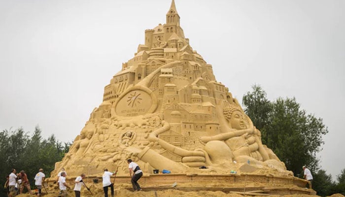 فنکار نے ریت سے دنیا کا سب سے بلند قلعہ بنا ڈالا 