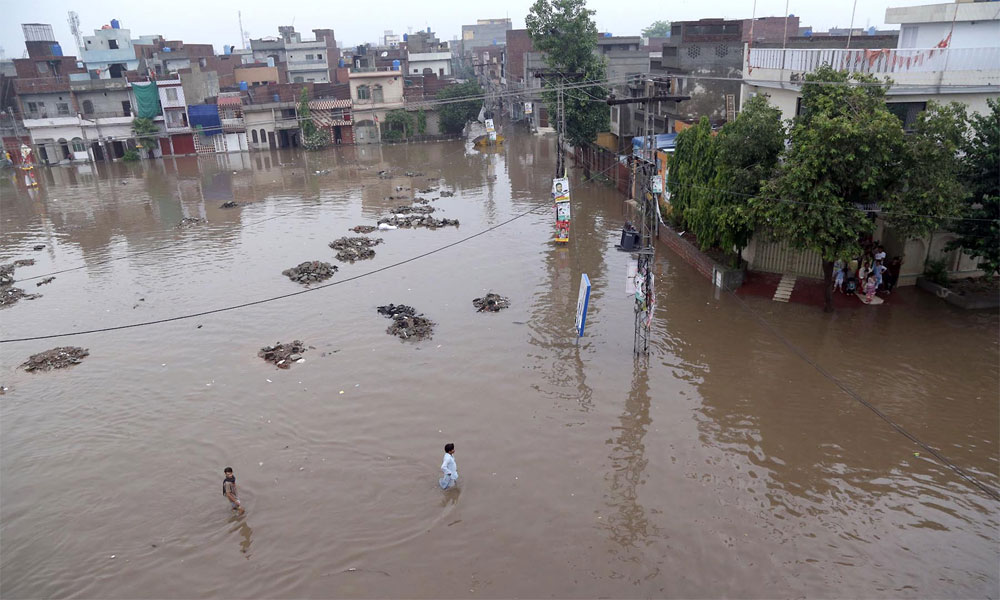 لاہور میں مسلسل بارش کے بعد دھوپ نکل آئی