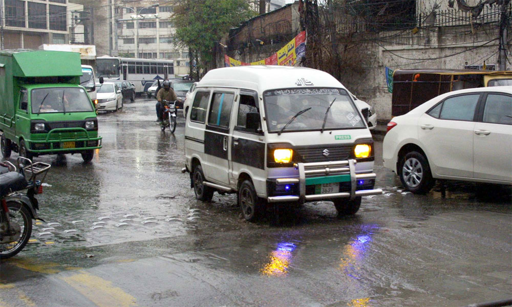 لاہور میں مسلسل بارش کے بعد دھوپ نکل آئی