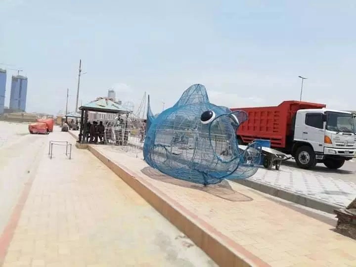 کراچی، سی ویو پر مچھلی نما کوڑے دان نصب
