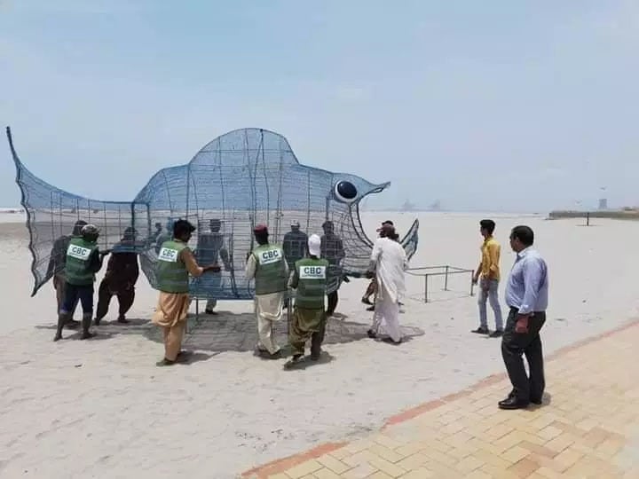 کراچی، سی ویو پر مچھلی نما کوڑے دان نصب