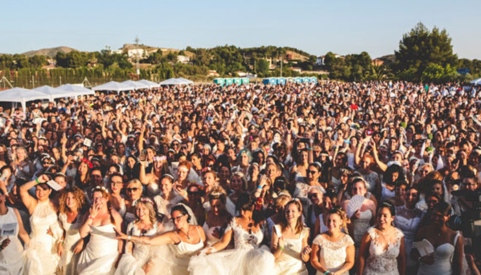 اسپین : 1,300خواتین نے عروسی لباس پہننے کا  ریکارڈ بنالیا