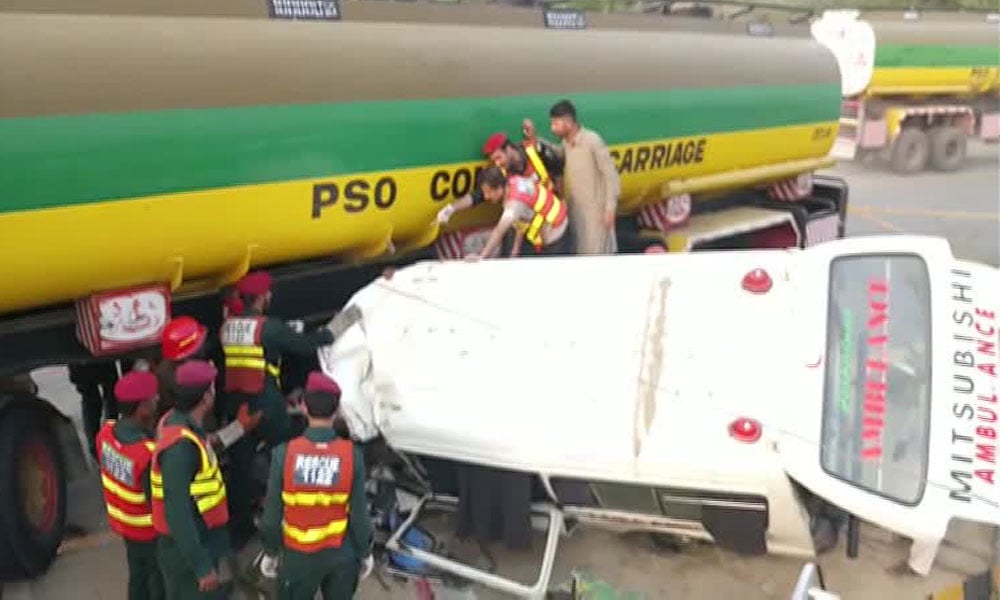 مظفر گڑھ: ایمبولینس اور آئل ٹینکر میں تصادم، 4 زخمی